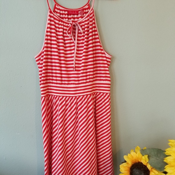 Elle Dresses & Skirts - ELLE SUIT WITHOUT SLEEVES WHITE COLOR WITH RED SLI